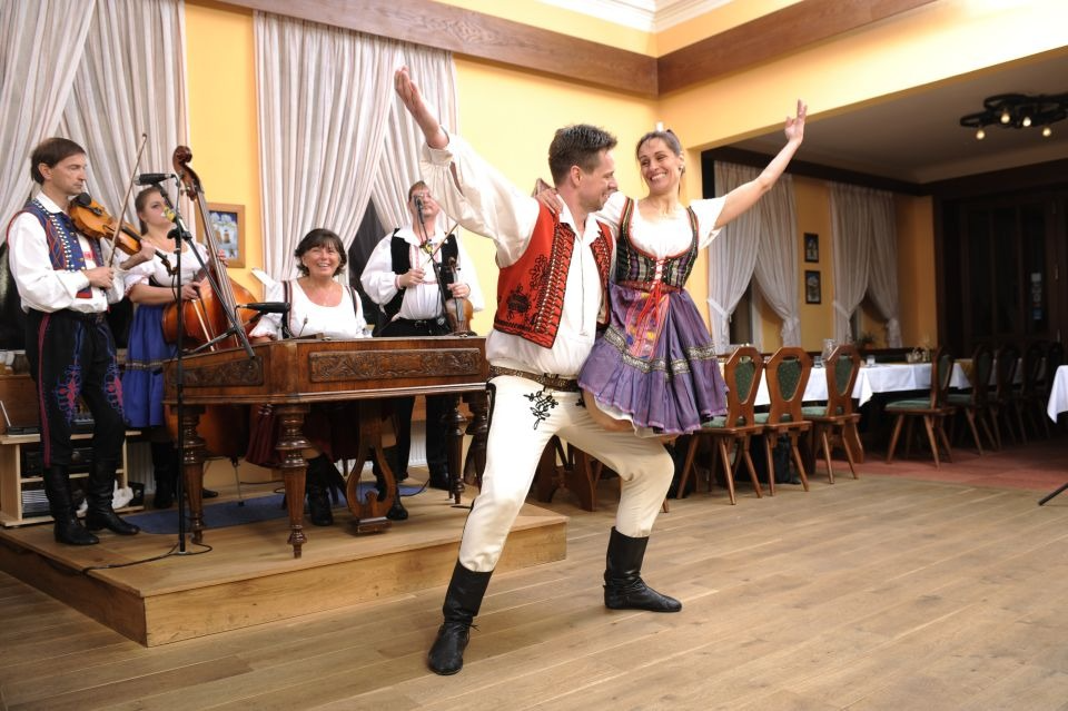 Folklorní večer od Best Tour s hudbou a večeří